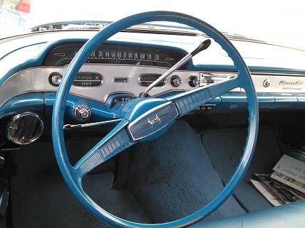 I love the dash. I wish modern cars looked like this.