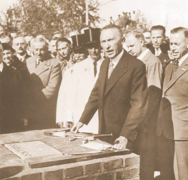 B&W photo of Cologne mayor Konrad Adenauer making a speech